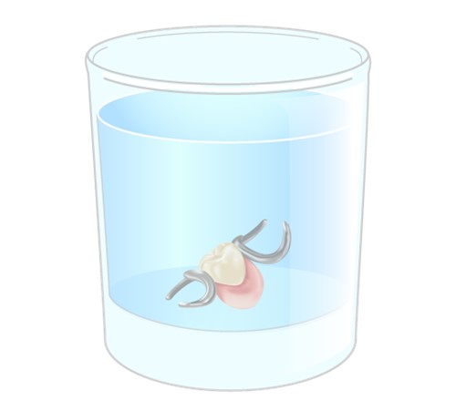 2.ぬるま湯に義歯洗浄剤を入れて漬け置きします