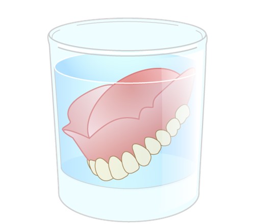 3.浮き上がった汚れを義歯用ブラシで磨き、洗浄剤を洗い流します